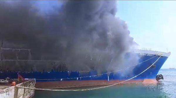 Kapal Api Feri Mutiara Berkah I Terbakar di Pelabuhan Indah Kiat Merak 